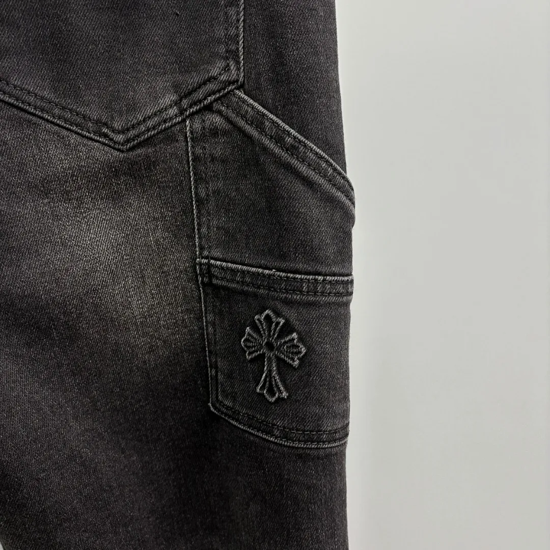 P390 Chrome Hearts/Chrome Hearts Straight-leg jeans are mainly made of high-quality high-quality cotton fiber. Fabrics with high cotton content have good moisture absorption and breathability. A small amount of spandex fiber is supplemented to increase the elasticity of the fabric and make the denim clothing fit the body better. It is comfortable to wear and not easy to deform. The yarn of high-quality denim is uniform, smooth and free of impurities. The surface of the woven fabric is smooth, delicate and clear. Zinc alloy placket buttons are embossed with Chrome Hearts logo. The embellishment of the customized 1:1 Crocodile leather label gives the upper body of the jeans a unique accent. The leather label on the waist and the details of the placket buttons echo the overall style. It is highly suitable for commuting. The neat trouser line and drape arc give a relaxed and high-end feel. Size: XS-2XL